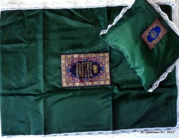 Комплект из шелка с мусульманской символикой